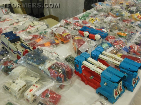 BotCon 2013   The Transformers Convention Dealer Room Image Gallery   OVER 500 Images  (80 of 582)